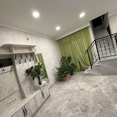 Three Palms Guest House Tbilisi Buitenkant foto