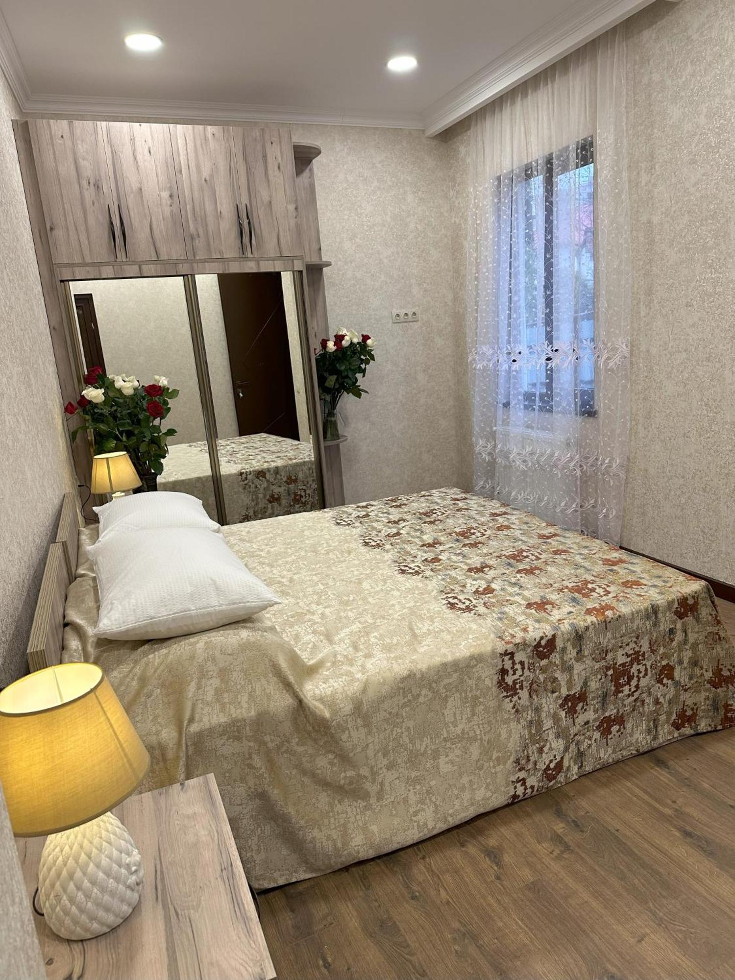Three Palms Guest House Tbilisi Buitenkant foto