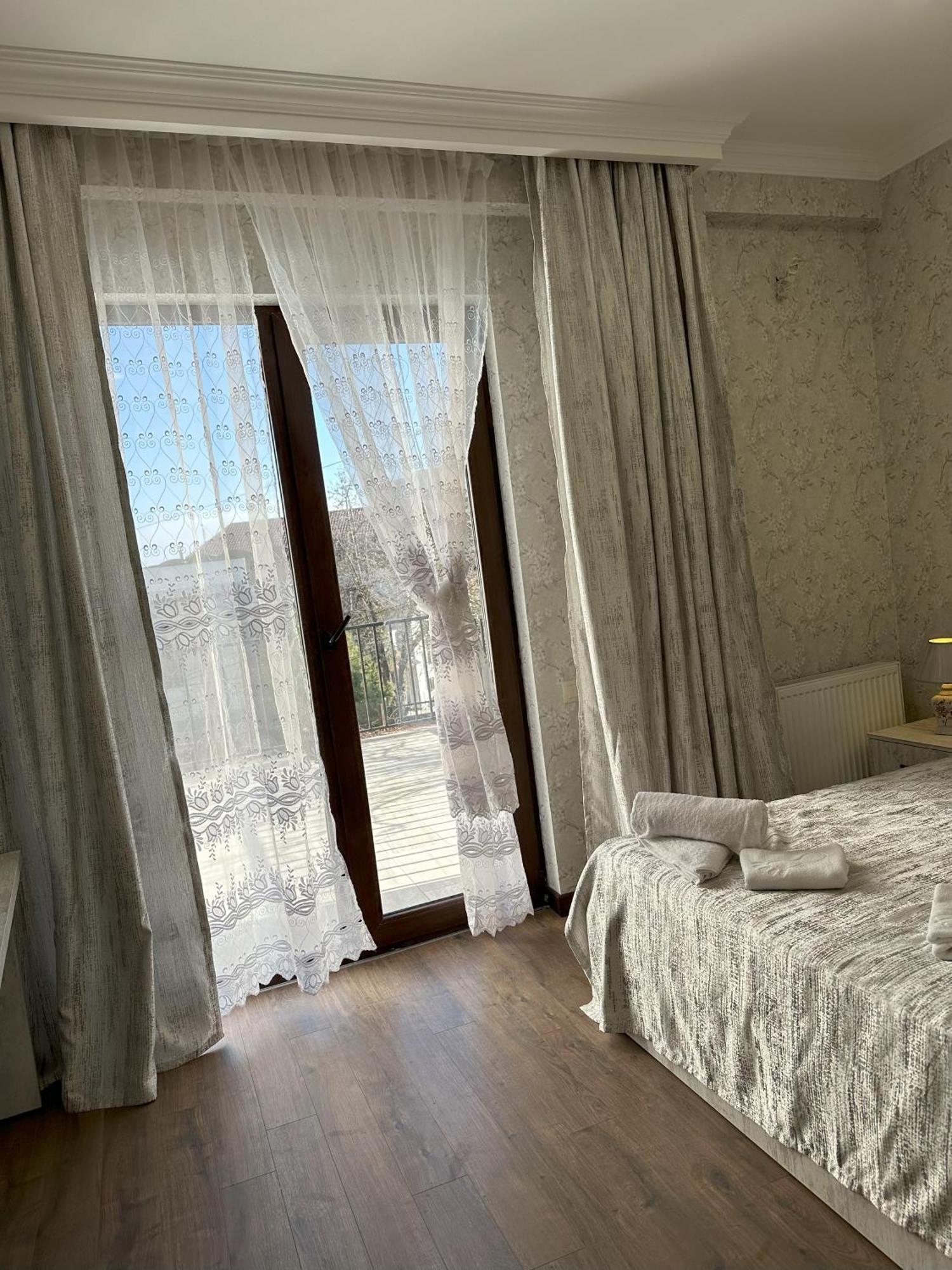 Three Palms Guest House Tbilisi Buitenkant foto