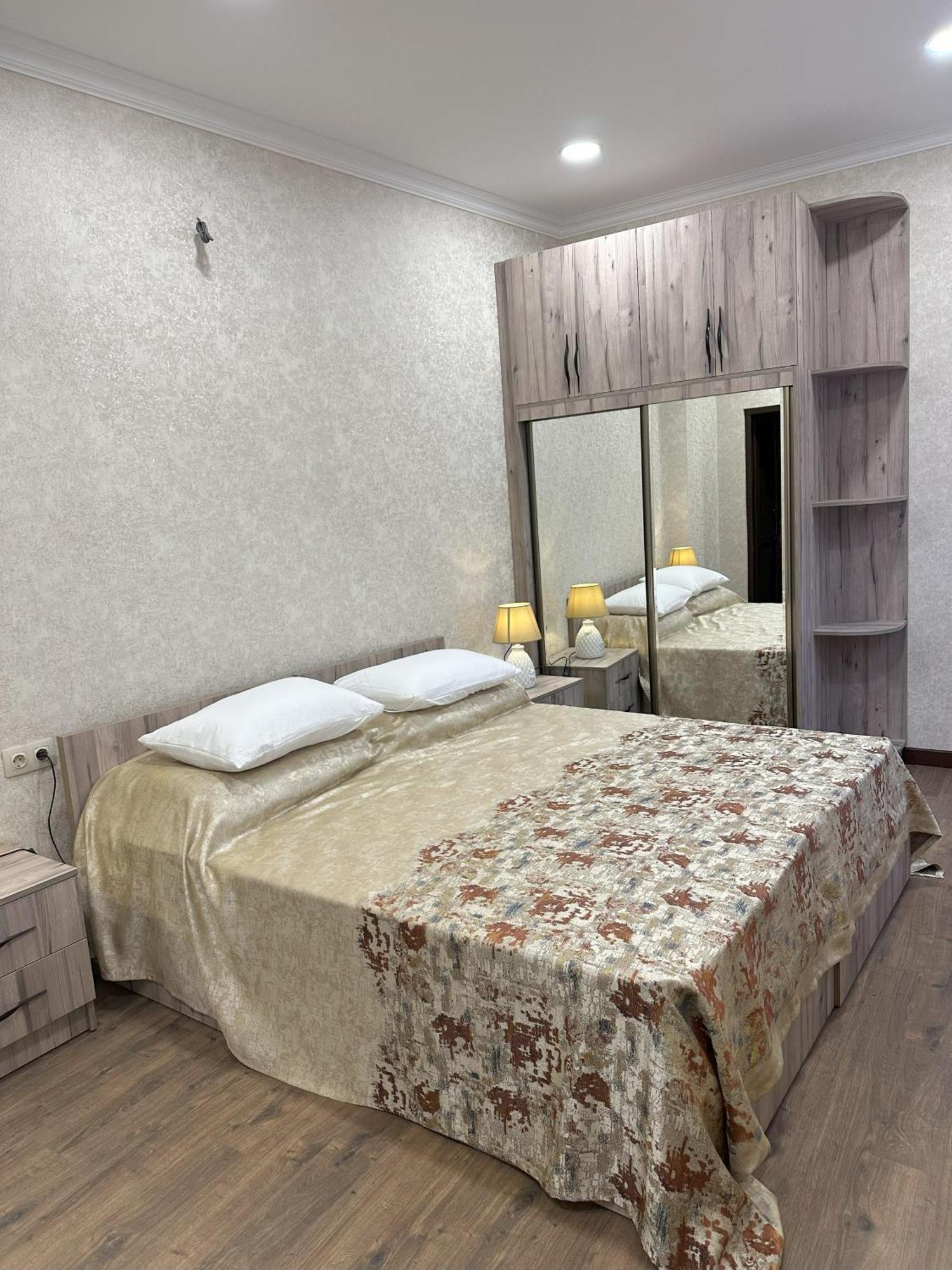 Three Palms Guest House Tbilisi Buitenkant foto