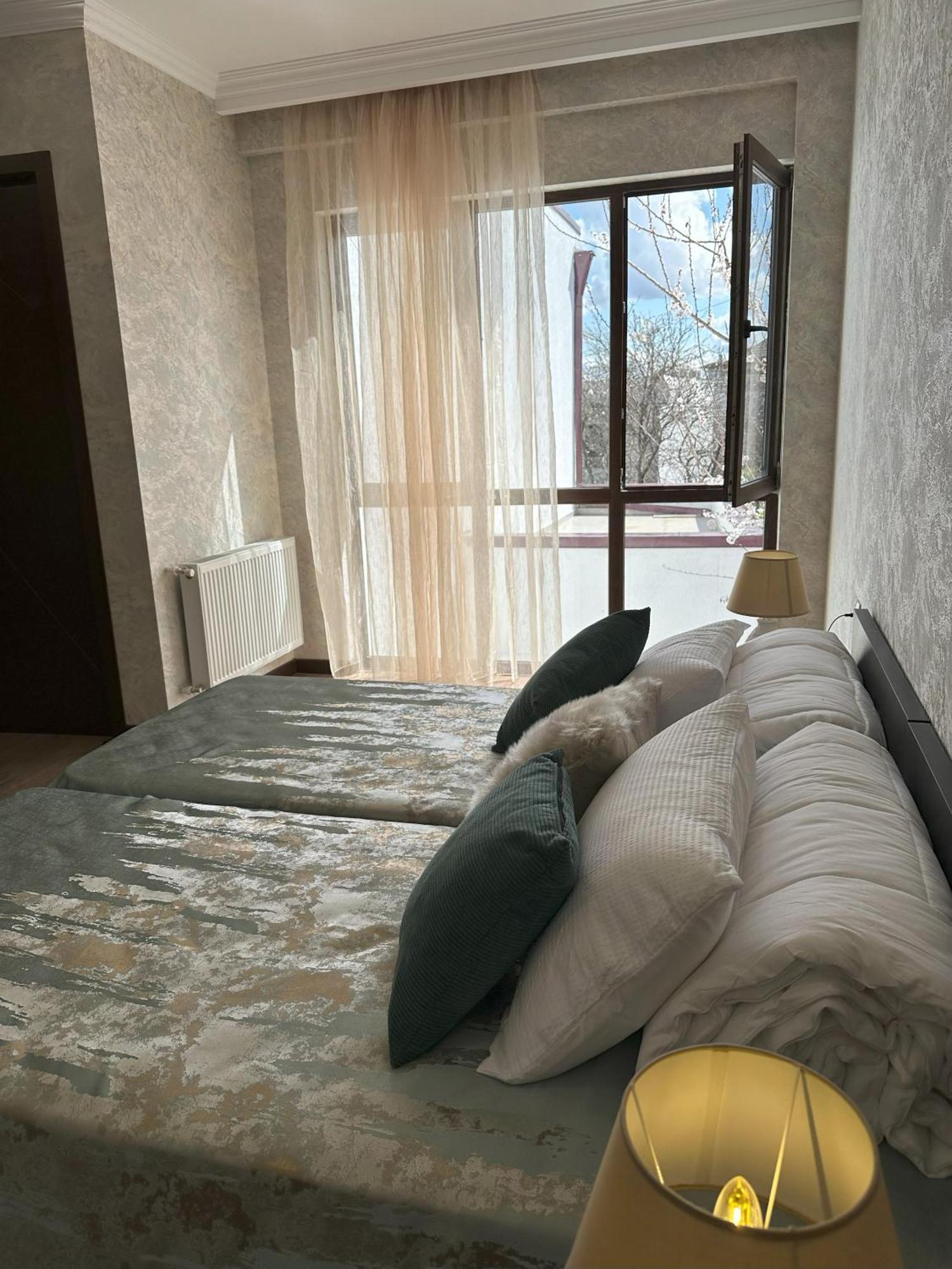 Three Palms Guest House Tbilisi Buitenkant foto