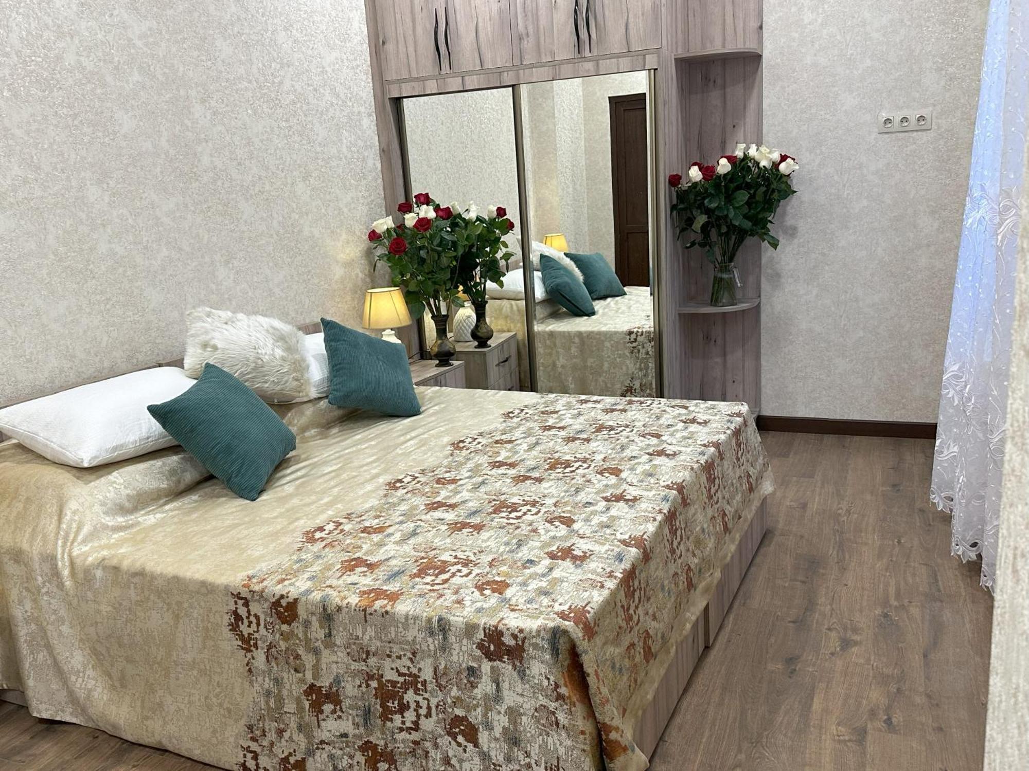 Three Palms Guest House Tbilisi Buitenkant foto