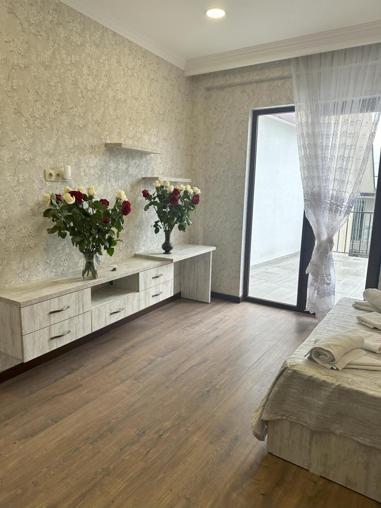 Three Palms Guest House Tbilisi Buitenkant foto