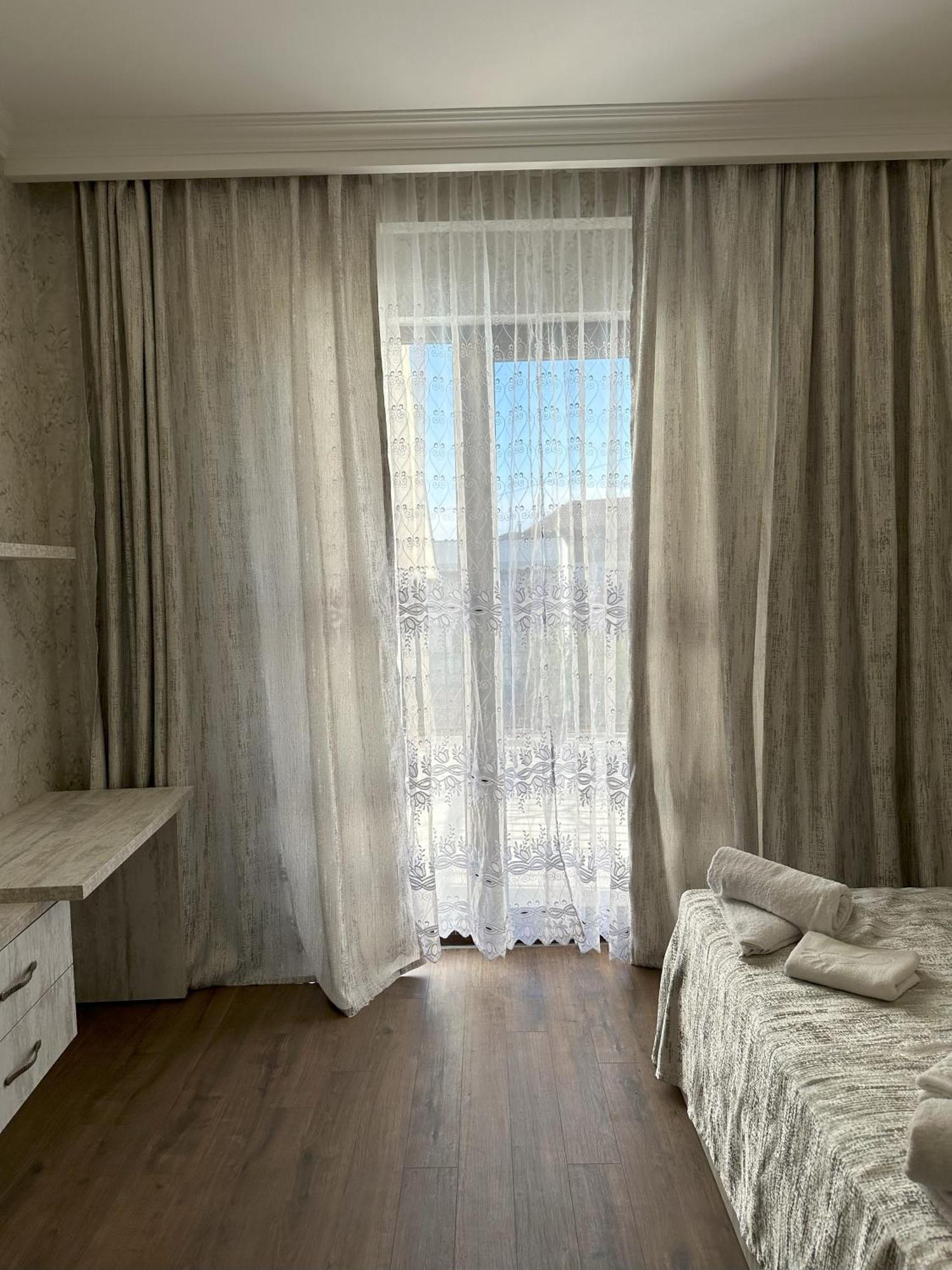 Three Palms Guest House Tbilisi Buitenkant foto