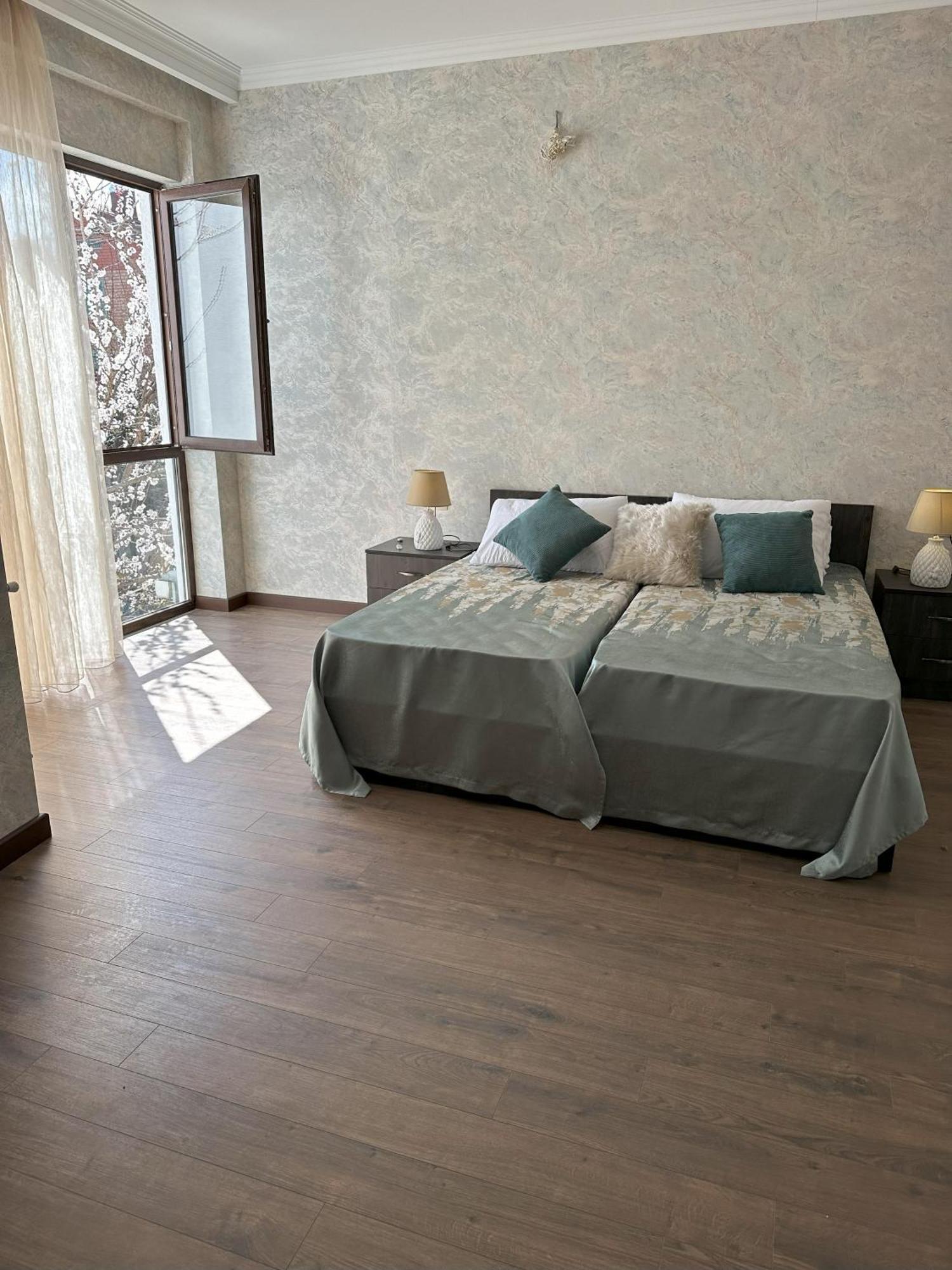 Three Palms Guest House Tbilisi Buitenkant foto