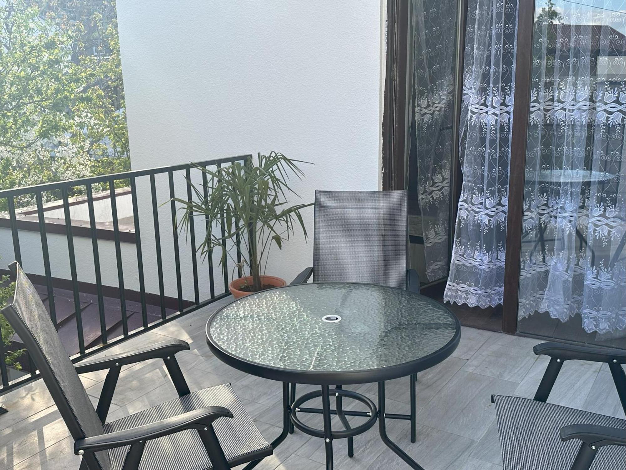 Three Palms Guest House Tbilisi Buitenkant foto