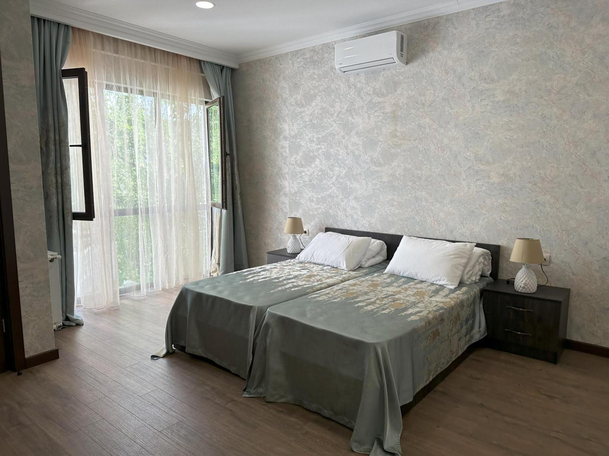 Three Palms Guest House Tbilisi Buitenkant foto